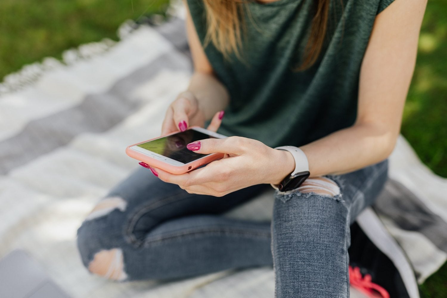 Apple retire des applications IA qui permettent de “déshabiller” n’importe qui