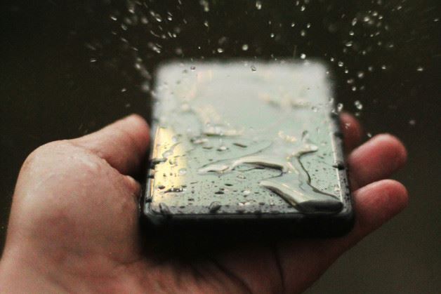 Comment réagir si son téléphone est plongé dans l’eau?