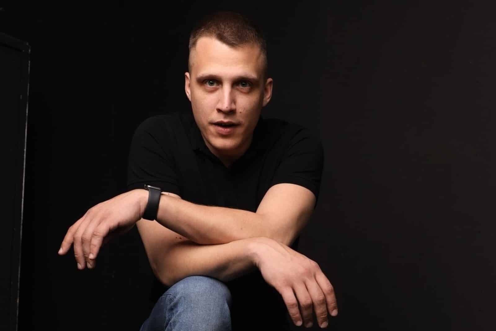 Découvrez le visage du chef du groupe LockBit, le cybercriminel le plus recherché au monde