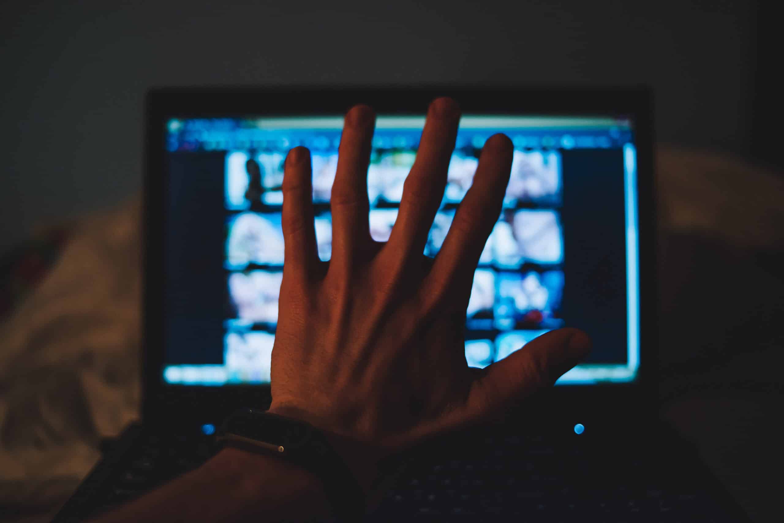 Google prêt à interdire toutes les publicités de services de pornographie utilisant des deepfakes