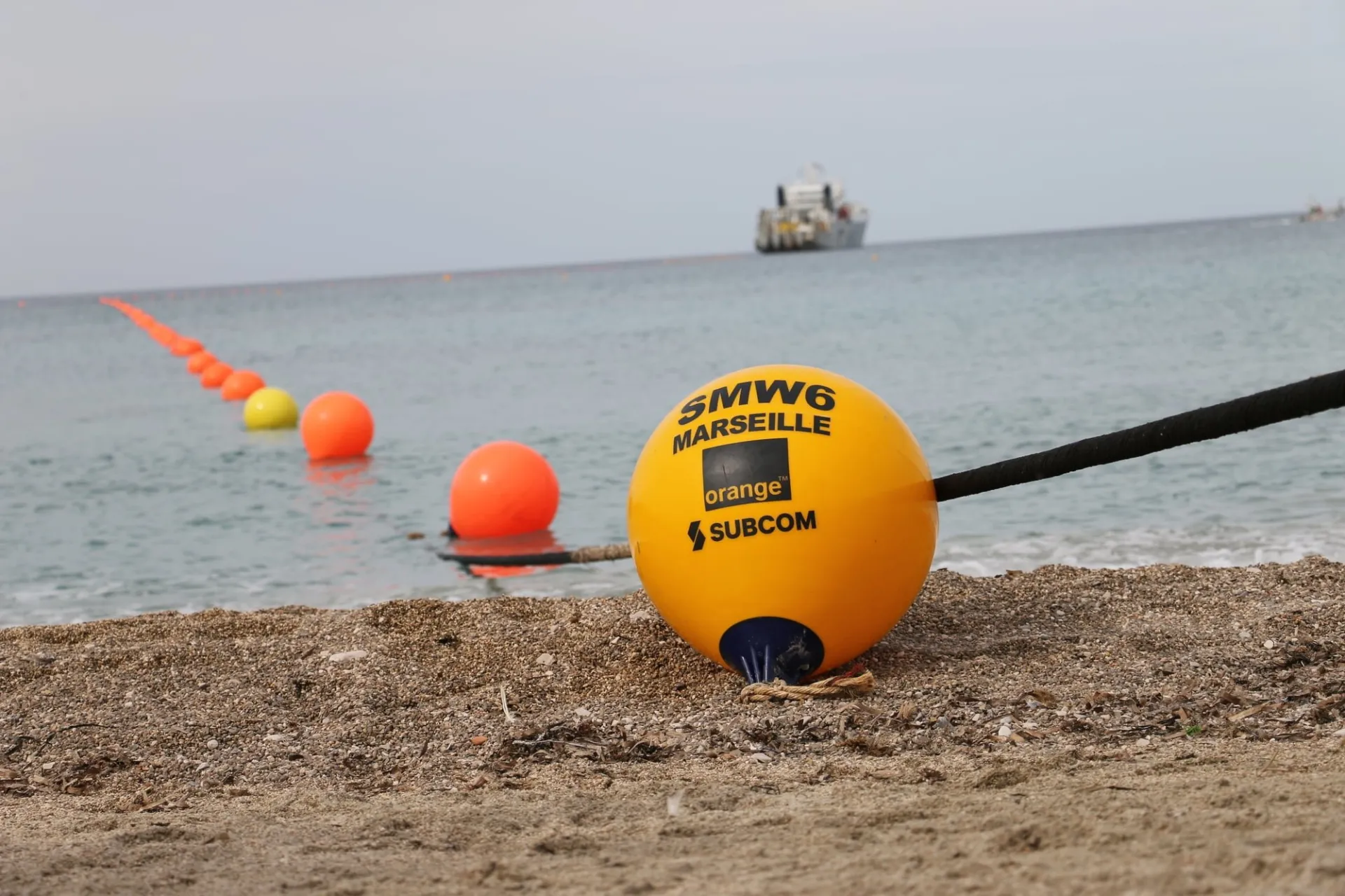 Orange dévoile la mise en place d’un nouveau câble sous-marin reliant Marseille à Singapour : les implications à venir