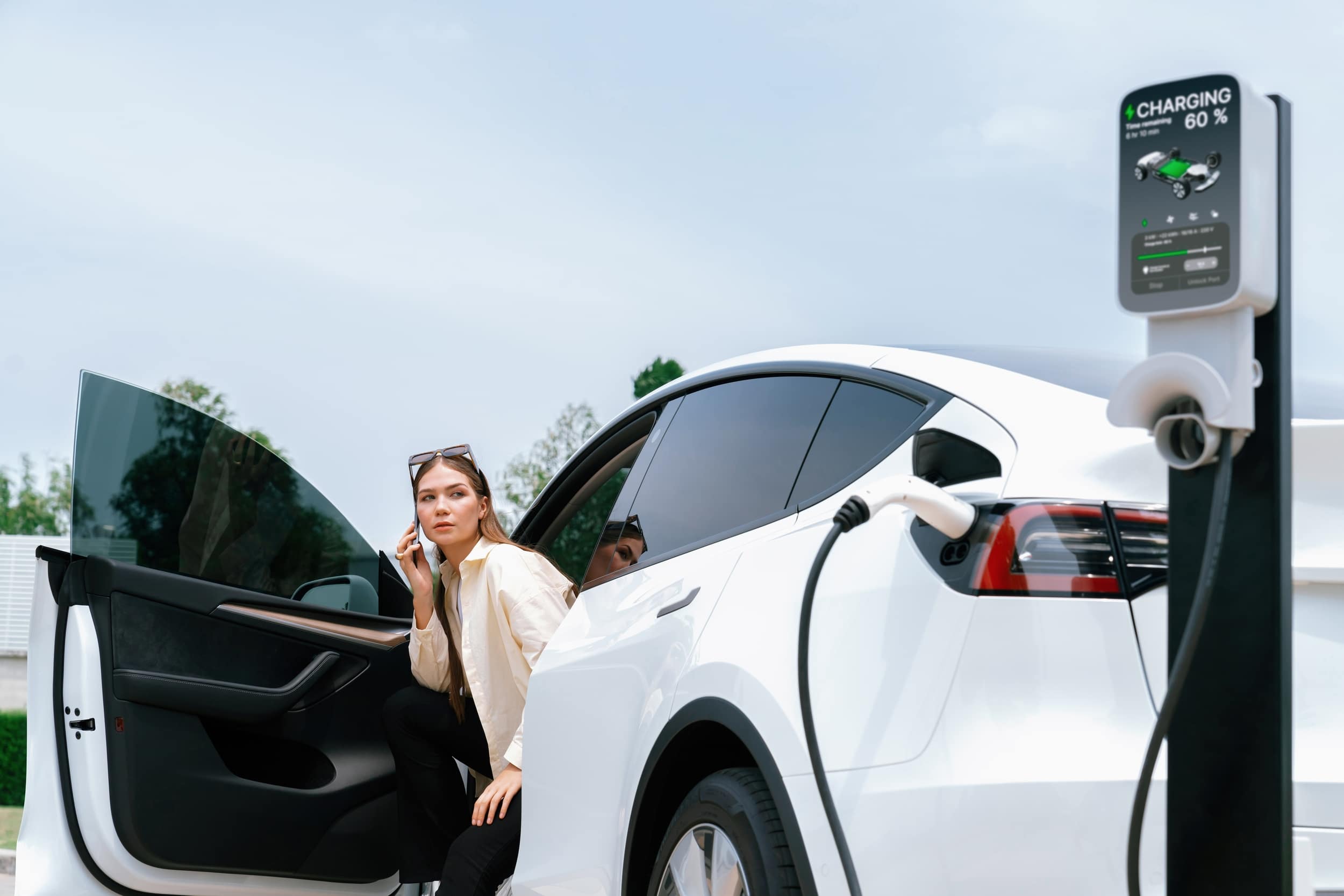Stationner sur une place réservée aux voitures électriques est inutile, interdit et peut entraîner des frais élevés.
