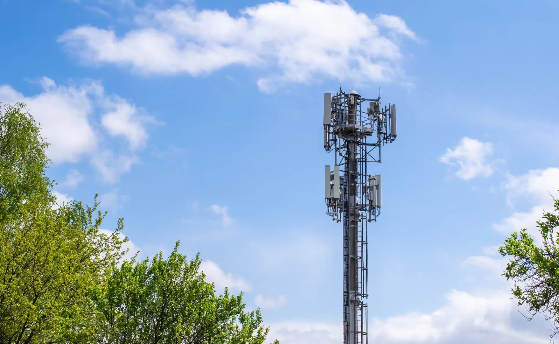 Une commune parvient à suspendre l’installation d’une antenne 5G suite à un incroyable malentendu avec son maire