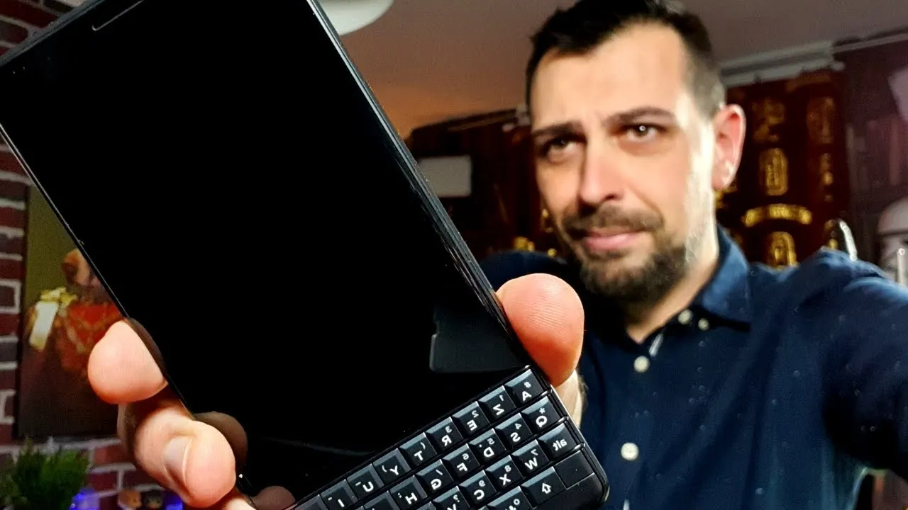 Un smartphone avec clavier physique